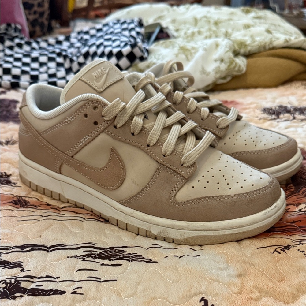 Nike low dunks and Cream Sneakers